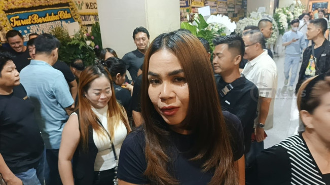 Presenter Melaney Ricardo di rumah duka ayah Sarwendah di Grand Heaven Pluit, Jakarta Utara, Sabtu (19/7/2025) malam. [Foto: FTNews.co.id/Selvianus Kopong Basar]